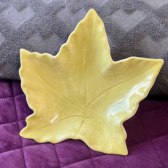 Pfaltzgraff Leaf-Shaped Dish - Picture 1 of 4